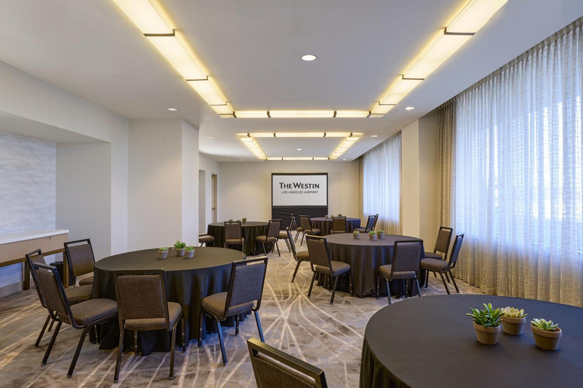 Hotel The Westin Angeles Airport 4*