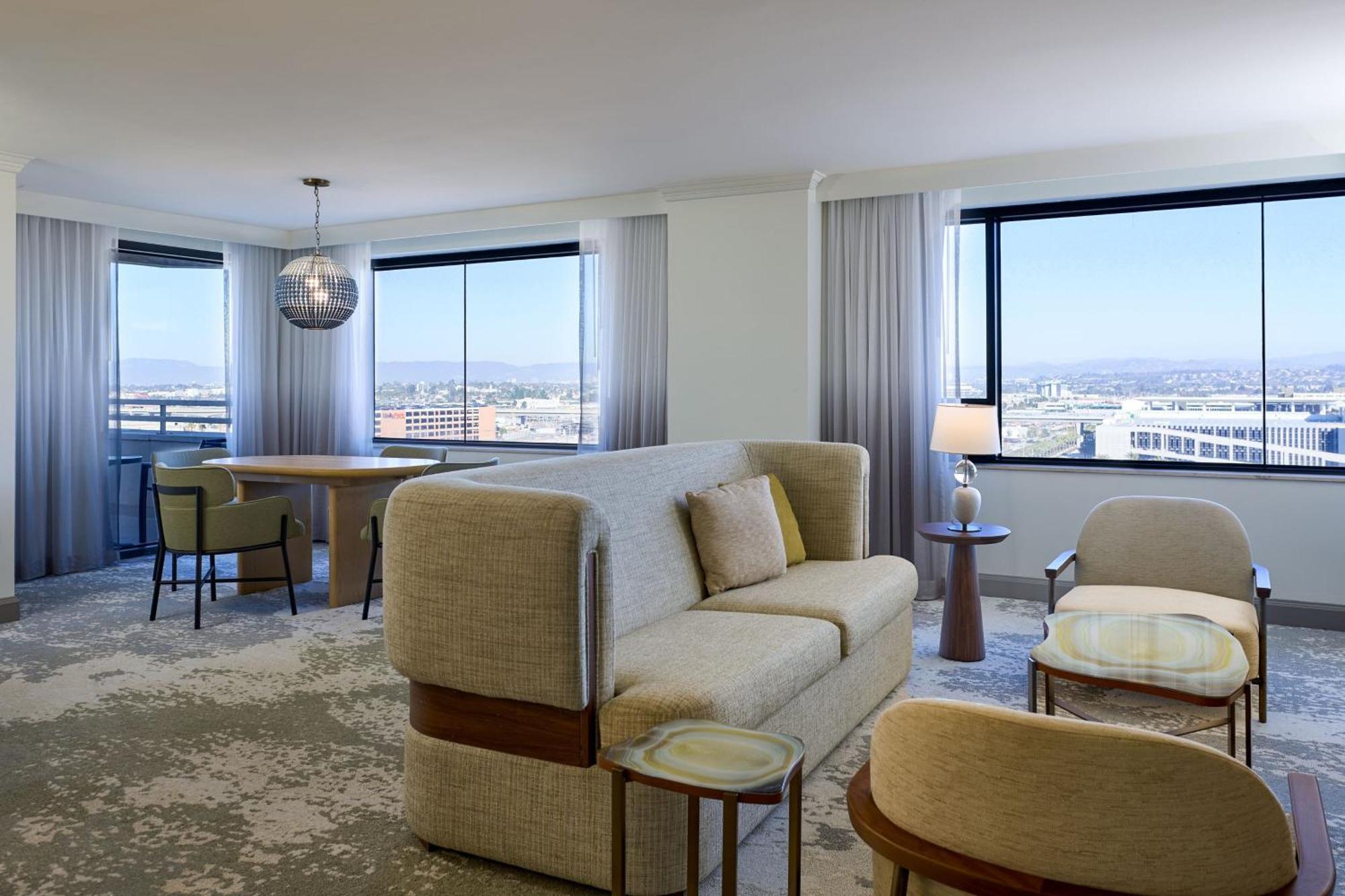 Hotel The Westin Angeles Airport 4*