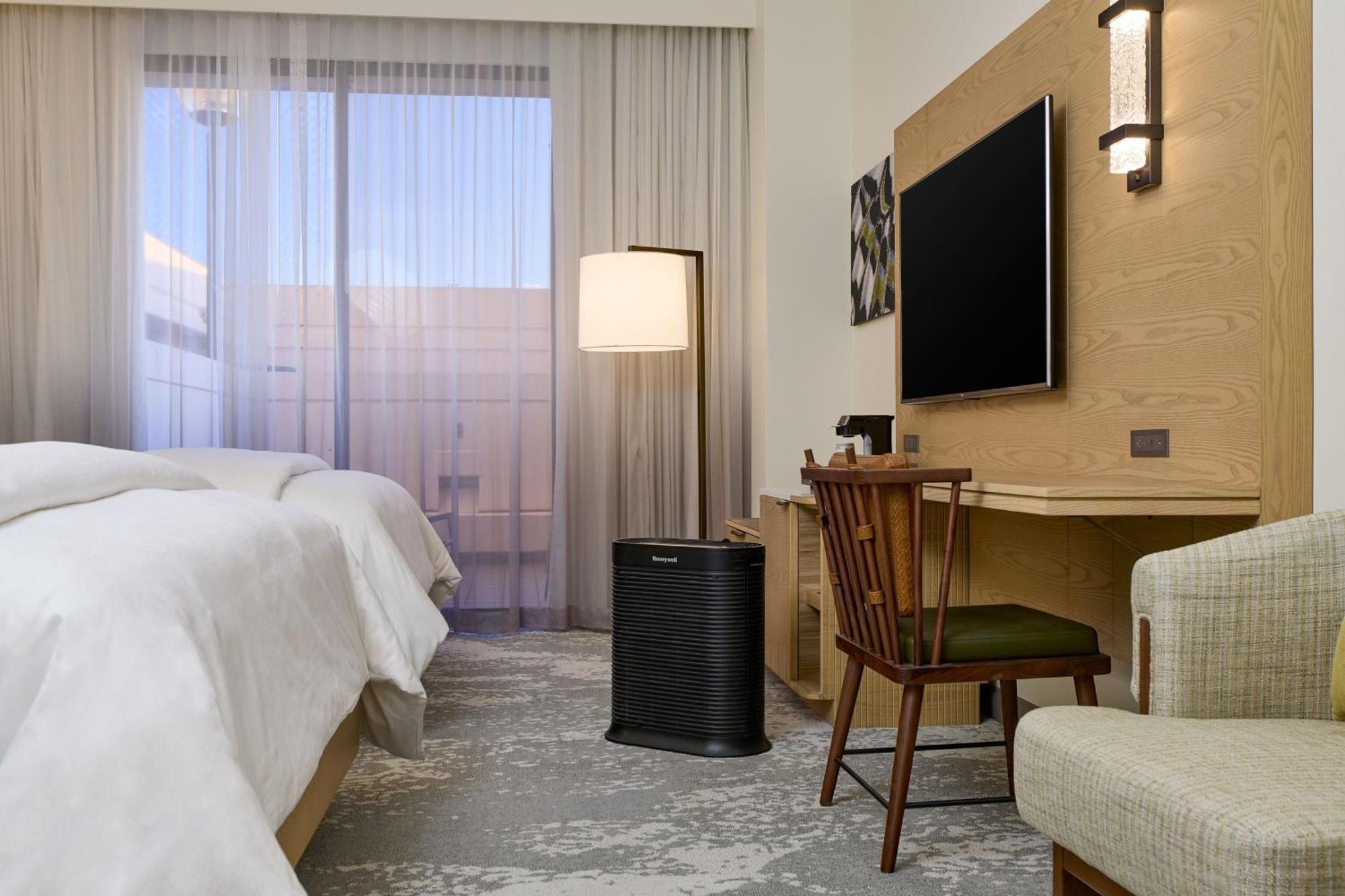 Hotel The Westin Angeles Airport 4*